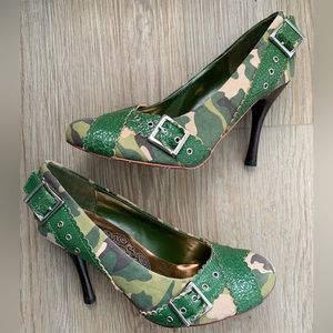 ✨NEW✨ Naughty Monkey✨ Vintage & Rare “Out of Line” Camo Buckle Pumps - Size 7